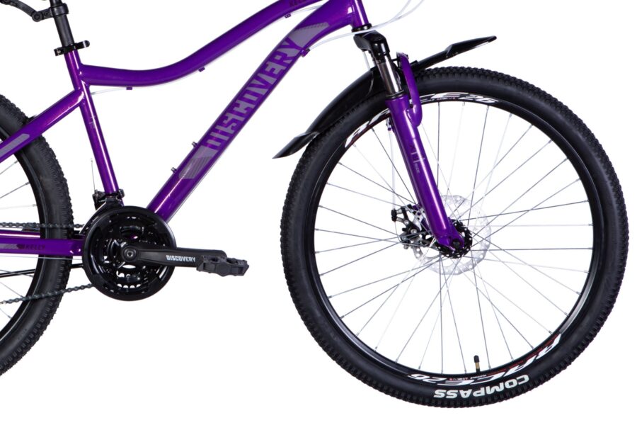 Bicicletă mountain bike de culoare mov.