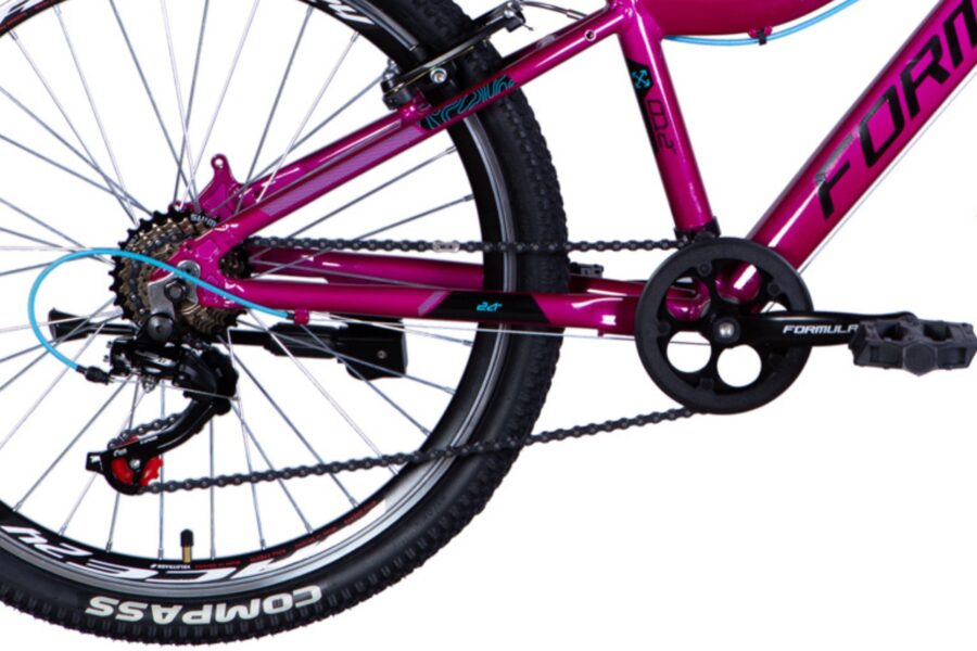 Bicicletă roz cu sistem de transmisie complex