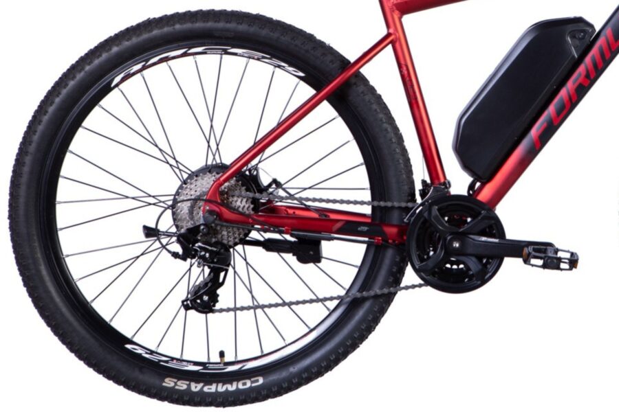 Detaliu bicicletă electrică cu cadru roșu.