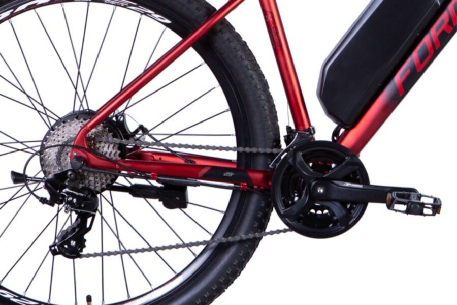 Bicicletă electrică roșie cu transmisie vizibilă.