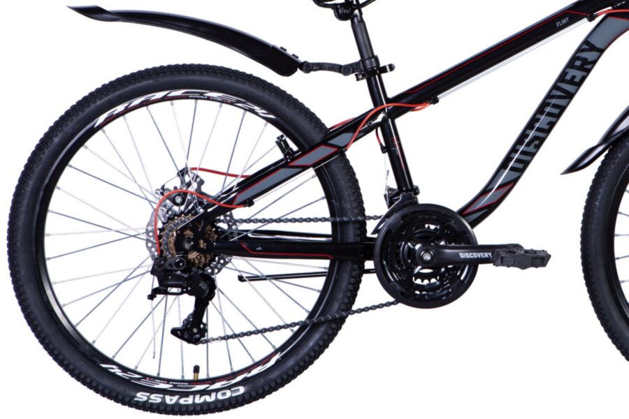 Bicicletă mountain bike cu cadru negru și detalii roșii