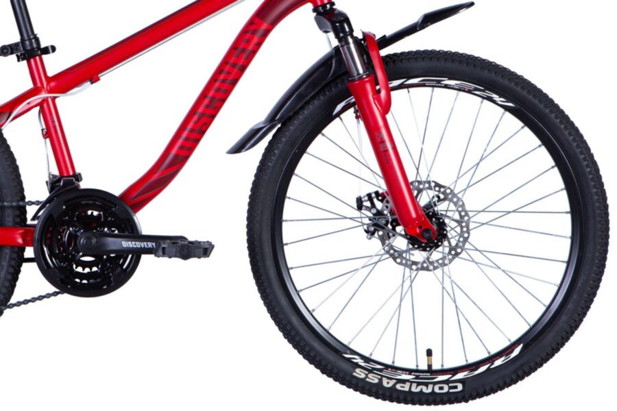 Bicicletă roșie de munte cu cadru și roți.