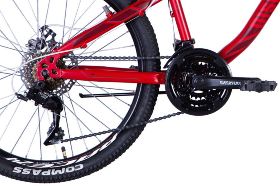 Detaliu bicicletă roșie cu componente de transmisie.