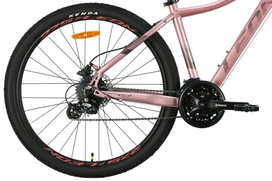 Bicicletă mountain bike cu cadru roz și anvelope Kenda.