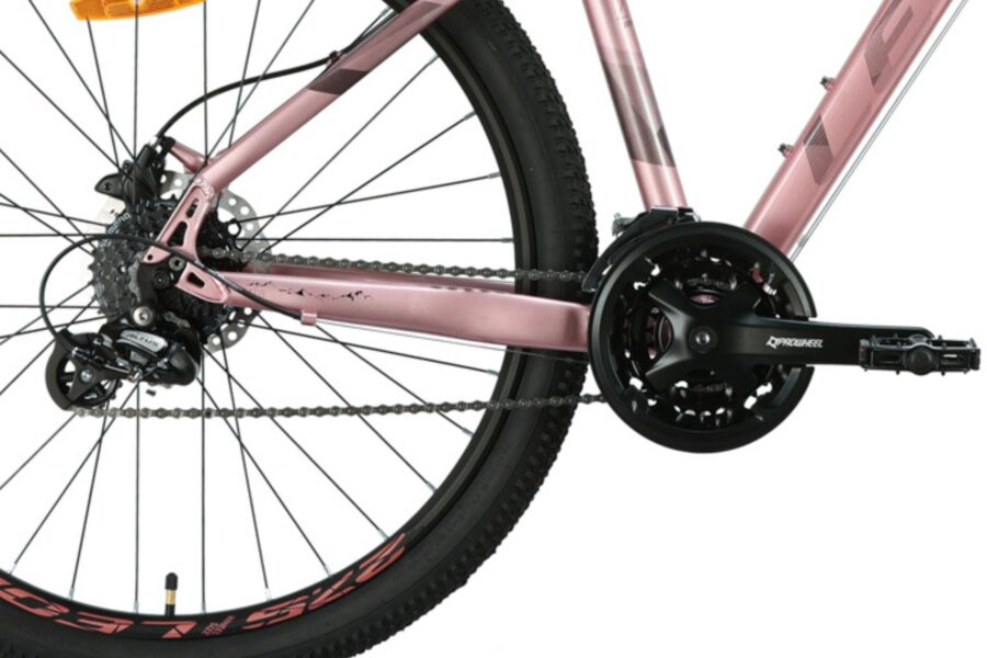 Lanț bicicletă roz cu pinioane și pedale negre