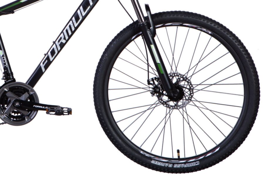 Bicicletă mountain bike cu roți de teren.