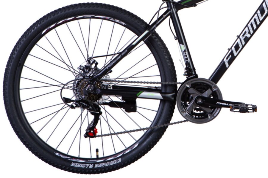 Roata unei biciclete montane de culoare neagră.