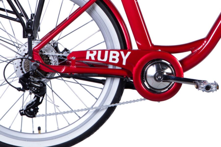 Detaliu bicicletă roșie cu lanț și pedală