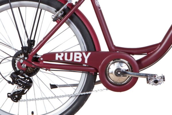 Roată spate bicicletă Ruby roșie cu lanț și pinion.