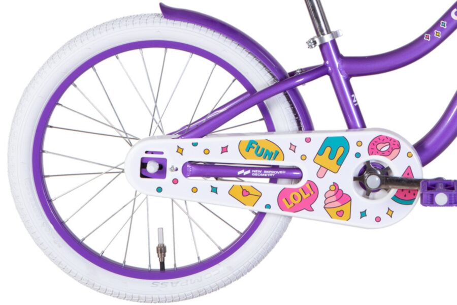 Bicicletă violetă cu detalii colorate și jante albe