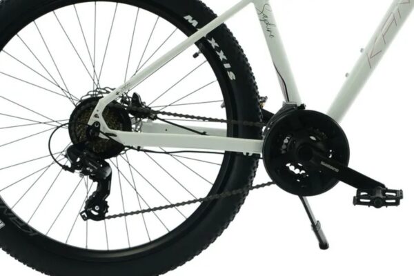 Detaliu lanț bicicletă montană albă cu deraior Shimano.