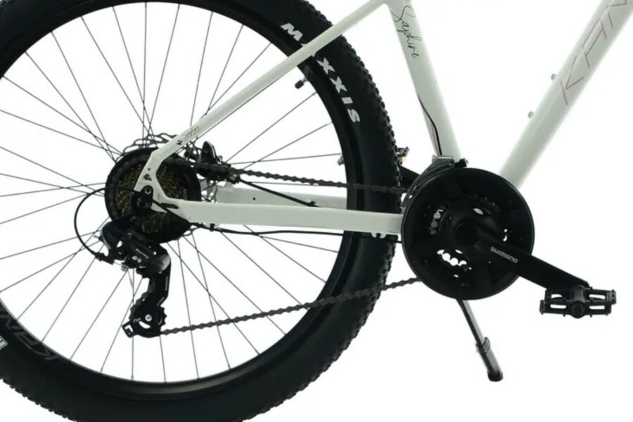 Detaliu bicicletă montană cu transmisie Shimano