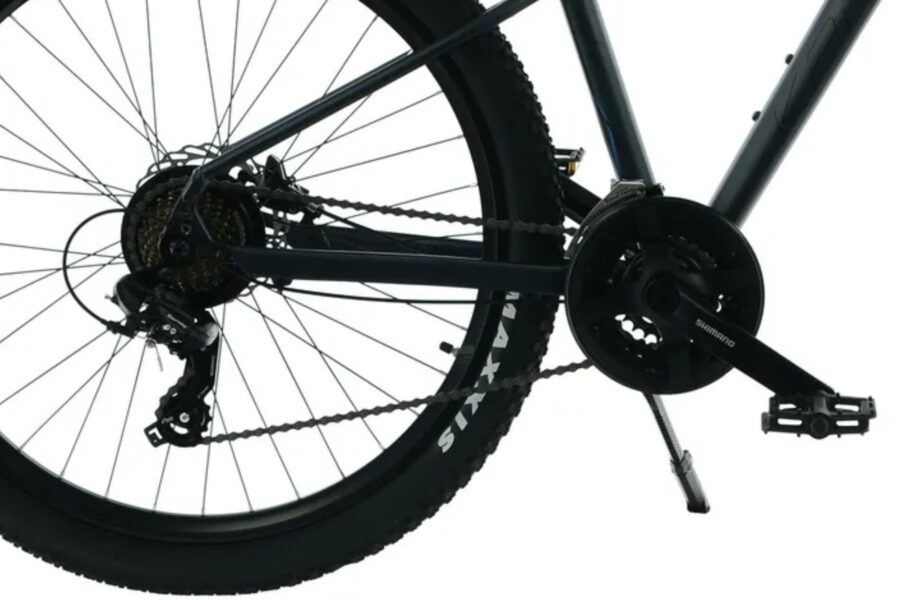 Detaliu bicicleta, cu sistem de transmisie Shimano.