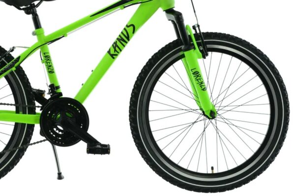 Bicicletă verde cu cadru Kands și roți mari.