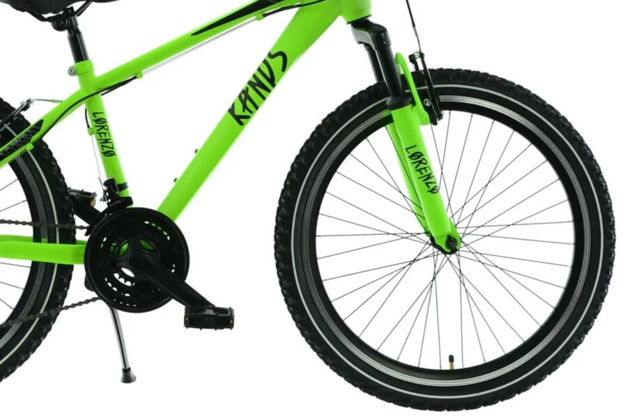 Bicicletă verde cu roți de teren