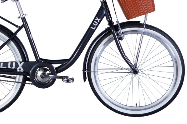 Bicicletă neagră cu coș maro și roți albe.