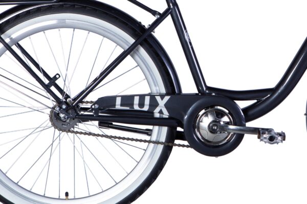 Detaliu bicicletă neagră cu inscripția LUX