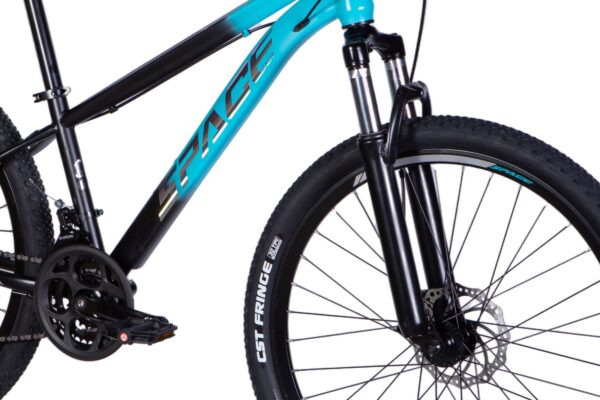 Bicicletă de munte albastru-negru cu suspensie față.