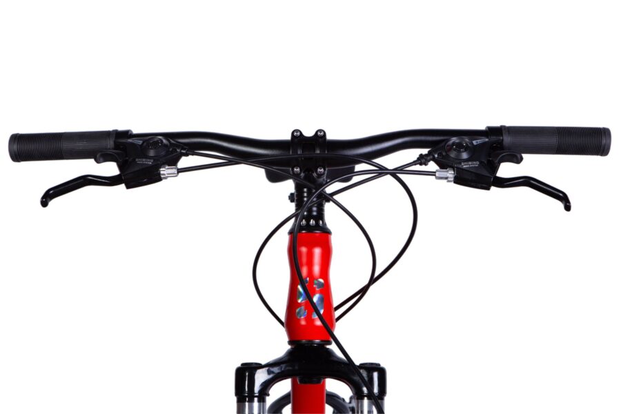 Manetele unei biciclete roșii și negre.