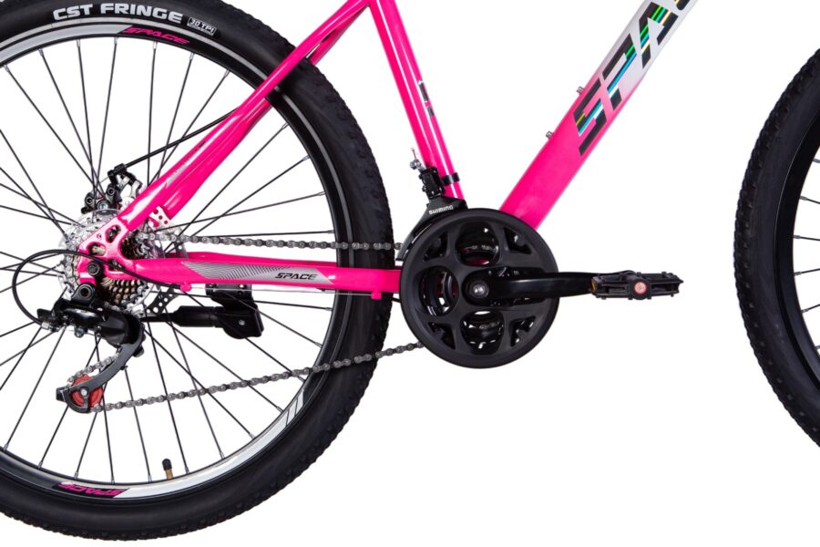 Bicicletă roz cu detalii tehnice vizibile.