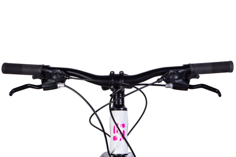 Mânerele unei biciclete montane cu frâne.