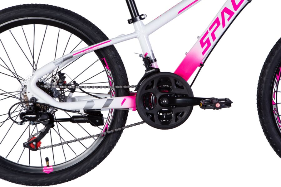 Bicicletă albă și roz, detalii ale transmisiei.