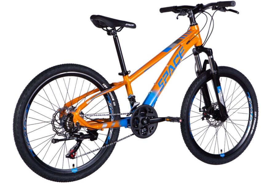 Bicicletă montană portocalie cu detalii albastre