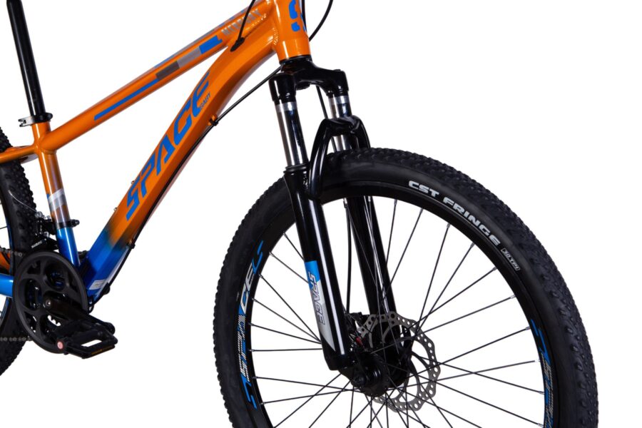 Bicicletă montană portocalie cu detalii albastre.