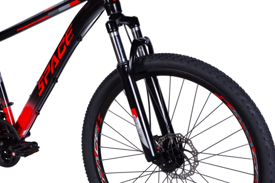 Bicicletă montană cu cadru roșu și negru