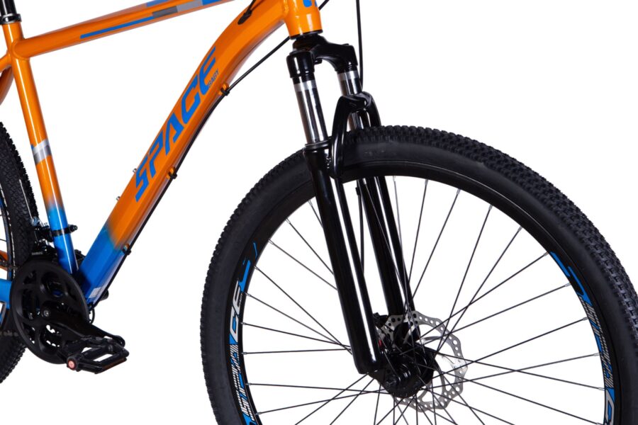 Bicicletă montană cu cadru portocalie și negru