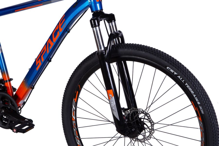 Ciclism pe o bicicletă montană modernă.