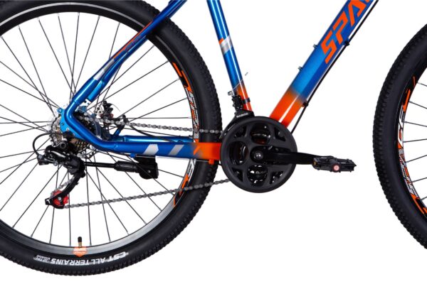 Bicicletă albastră și portocalie, angrenaj și lanț vizibile.