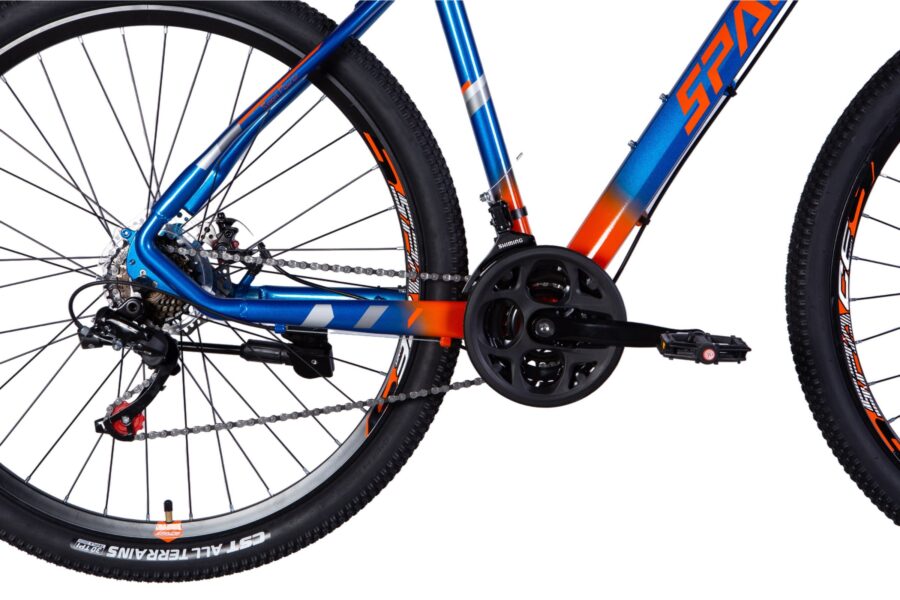 Detaliu bicicletă mountain bike cu cadru albastru