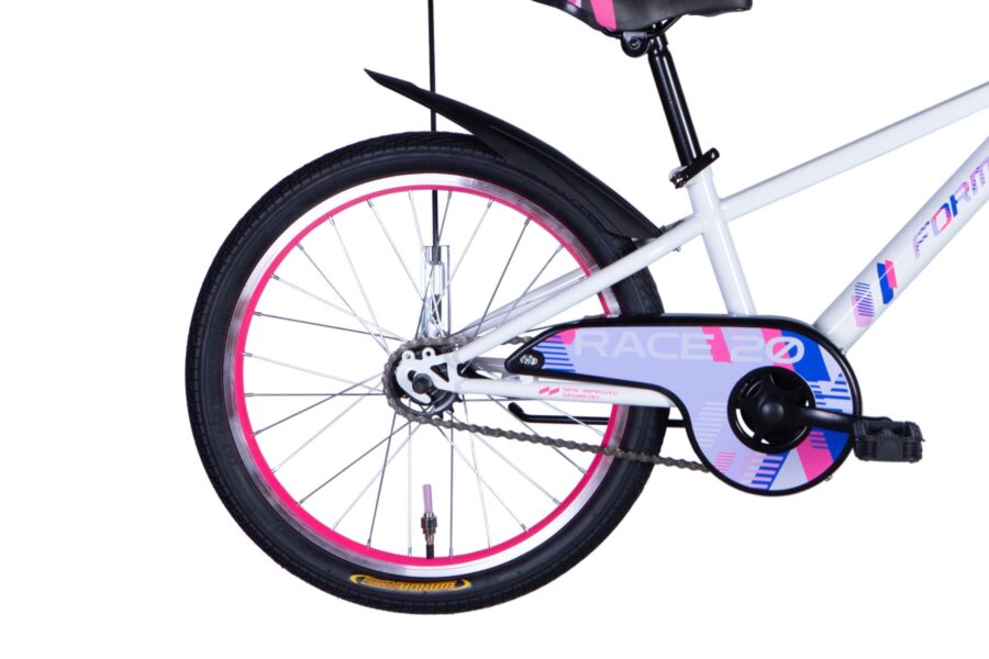 Roata unei biciclete cu detalii colorate.