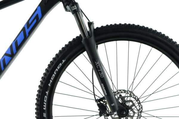 Bicicletă cu suspensie față și cauciuc robust.