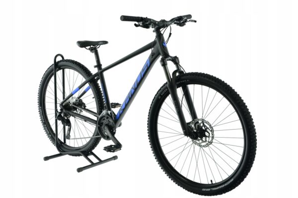 Bicicletă montană neagră cu detalii albastre modernă.