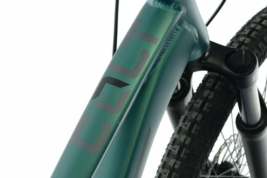 Detaliu cadru bicicletă verde cu logo