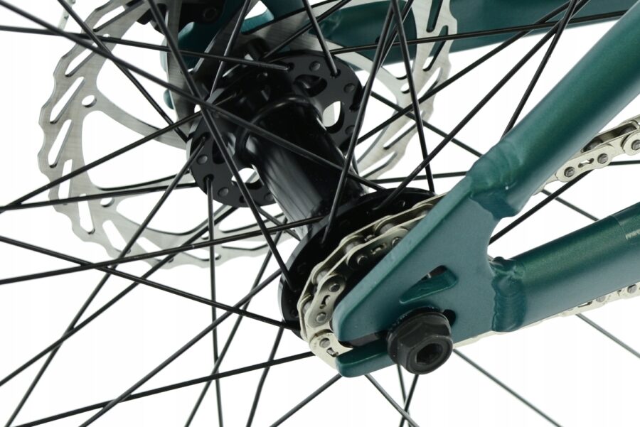 Detaliu al roții de bicicletă cu frână disc