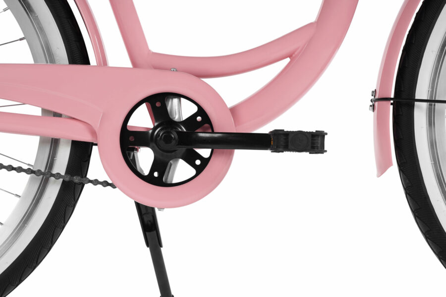 Detaliu bicicletă roz cu pedale negre.