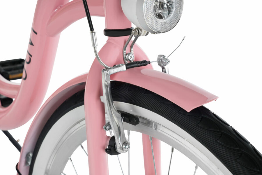 Detaliu despre roata unei biciclete roz.