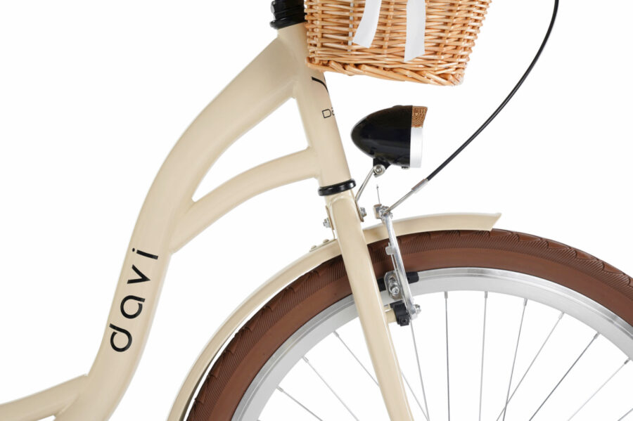 Bicicletă cu coș elegant și roți maro.