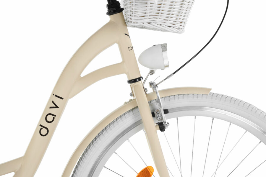 Bicicletă crem cu coș și far.