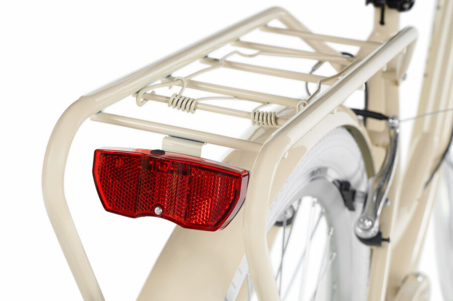 Lampa de bicicleta roșie pe suportul din spate.