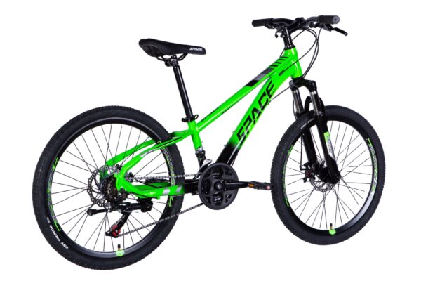Bicicletă mountain bike verde, cadru robust.