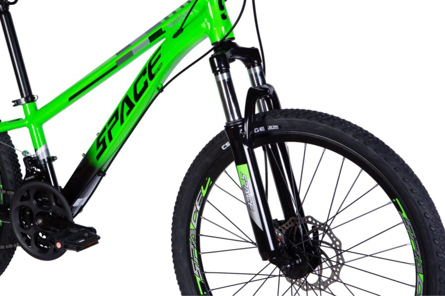 Bicicletă verde cu cadru sportiv și roți solide.