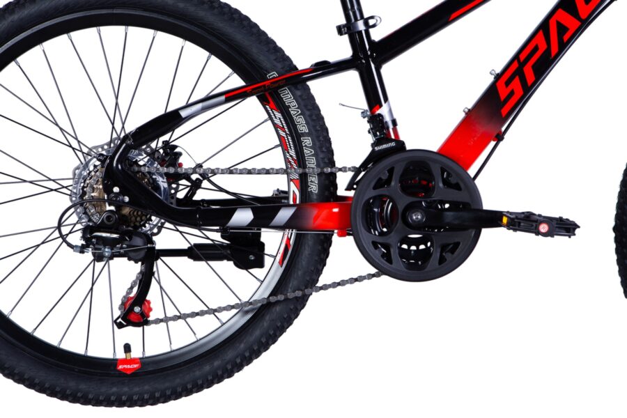 Detaliu bicicletă mountain bike cu roți mari.