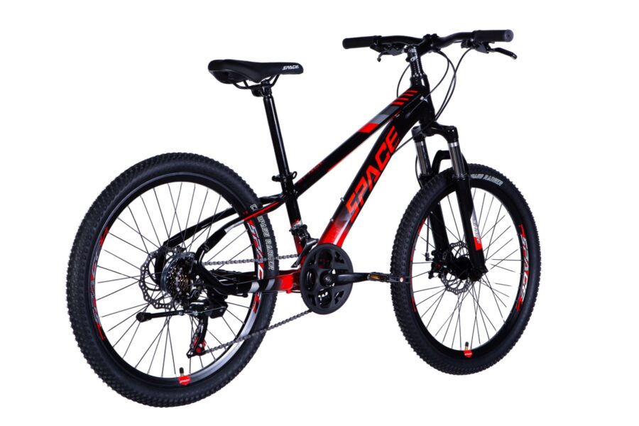 Bicicletă montană neagră și roșie, model modern.