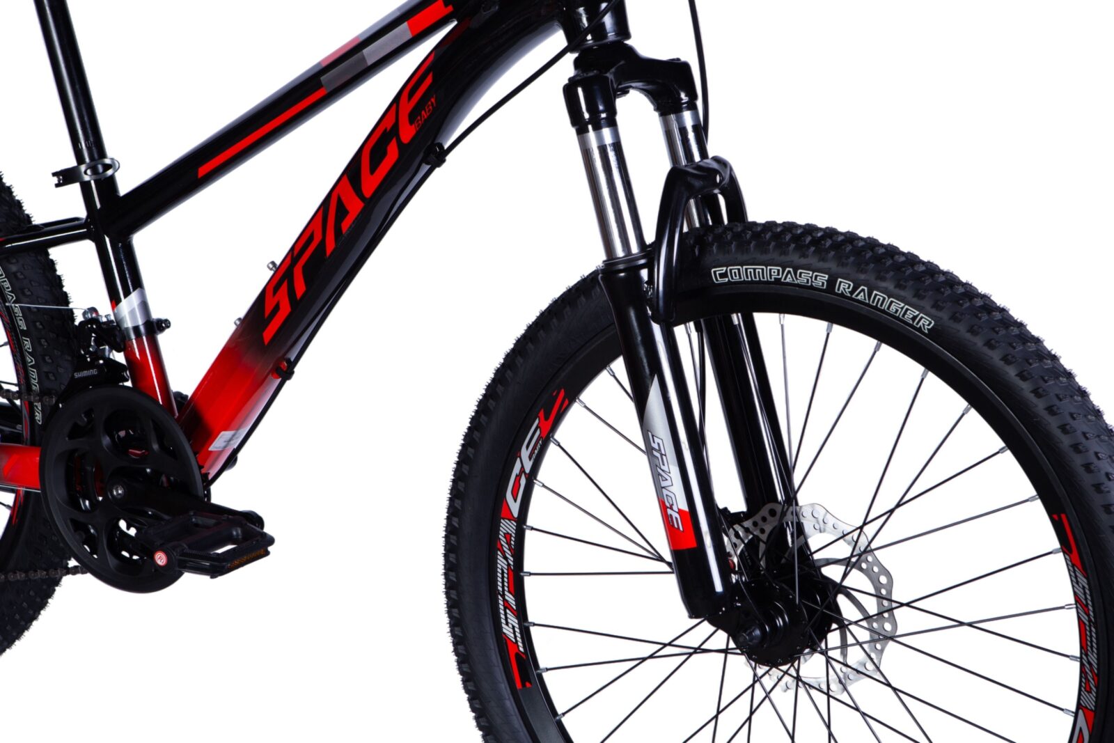 Bicicletă de munte roșu-negru, cadru și roți vizibile.