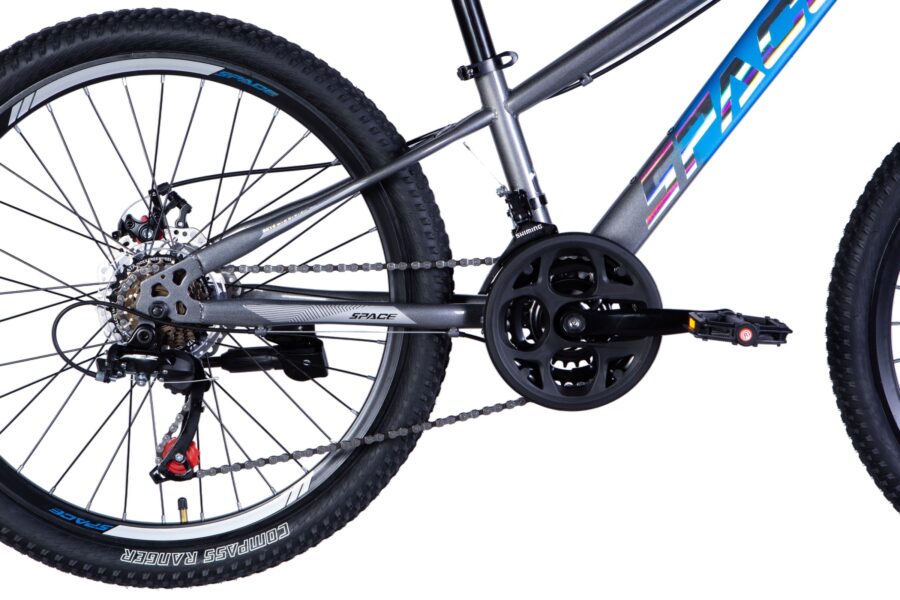 Detaliu bicicletă cu transmisie și anvelope.