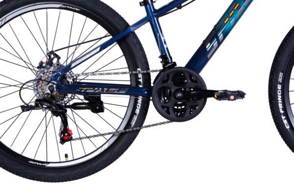 Detaliu lanț și pedale bicicletă montană albastră